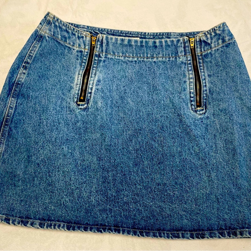 Denim short skirt with bronze zippers